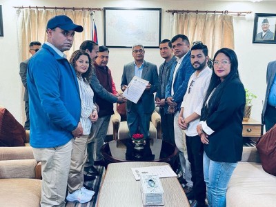 The Federation of Nepali Journalists (FNJ) has given the government a seven-day ultimatum to take a decision in favor of the media, which has been targeted in the Tinkune incident.